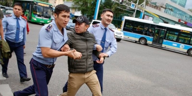 Выборы в Казахстане: после акций протеста - почти 1000 задержанных