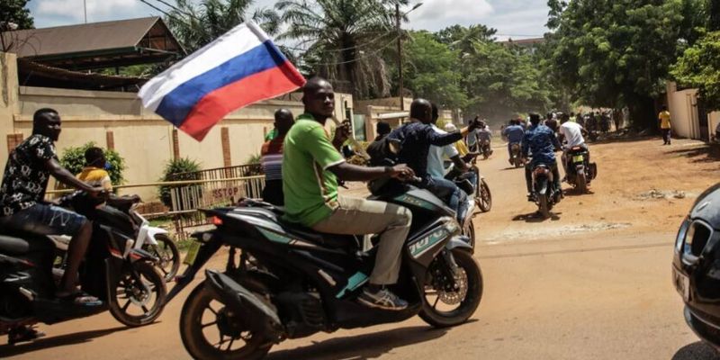 РФ массово завозит в центральную Африку свои флаги -NYT