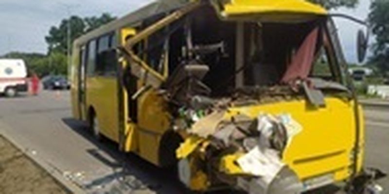В Виннице автобус попал в ДТП: 15 человек пострадали