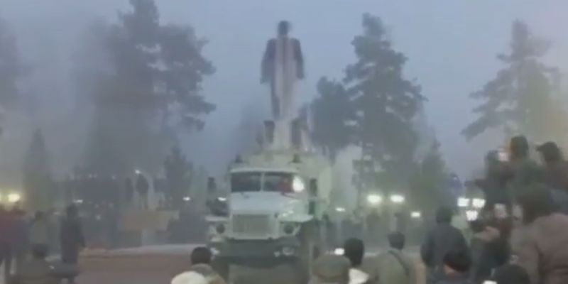 Подогнали армейский грузовик: в сети показали момент падения памятника Назарбаеву