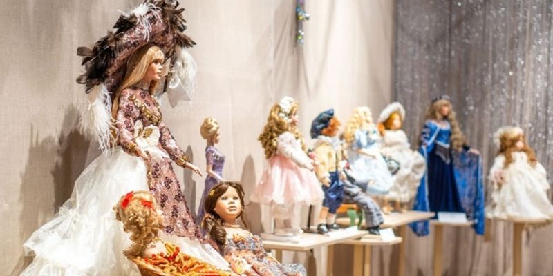 История моды в куклах: в одесском музее показали 100 коллекционных экспонатов