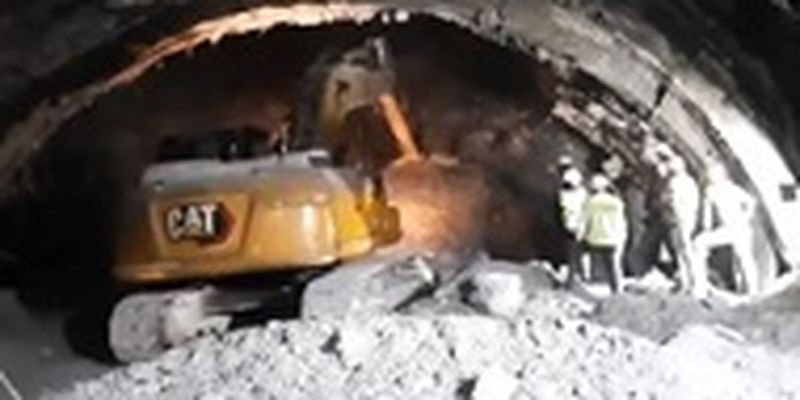 В Индии обрушился тоннель: в западне оказались 40 рабочих