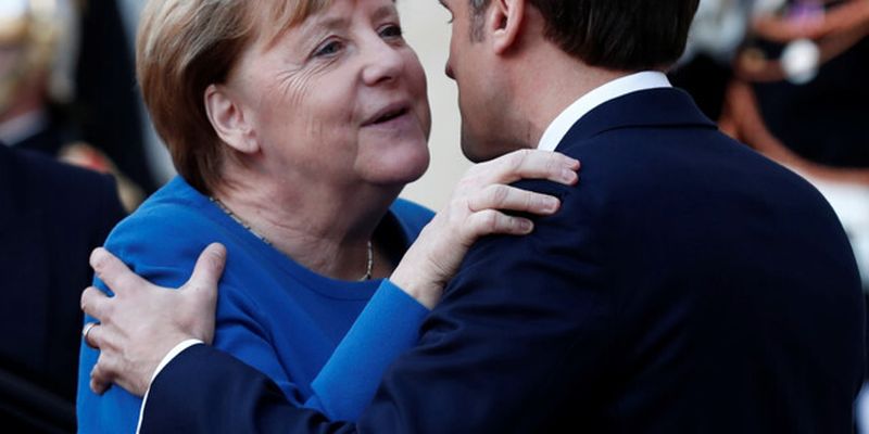 Поцелуи Макрона и Меркель, Путин в широких штанах: фоторепортаж с "Нормандского саммита"
