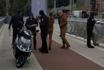 На «мост Кличко» заехал скутер: дружинники остановили мужчину