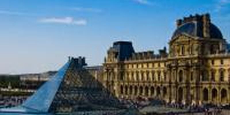 Лувр вновь открыли после протестов в Париже