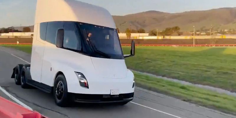 Tesla показала испытательный заезд грузовика Semi