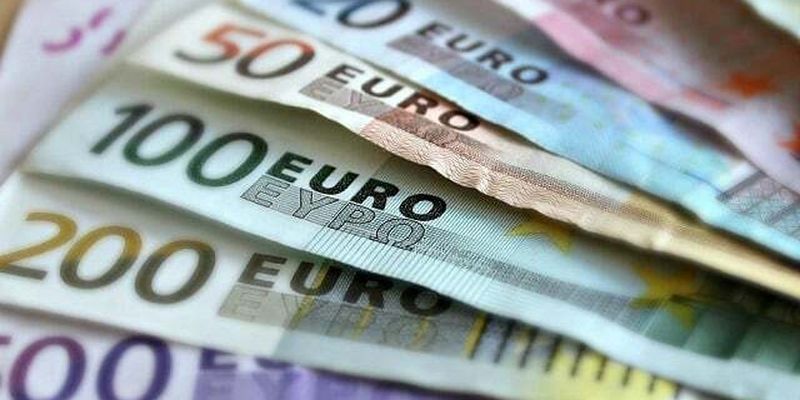НБУ резко повысил курс евро 5 января, доллар стабилен