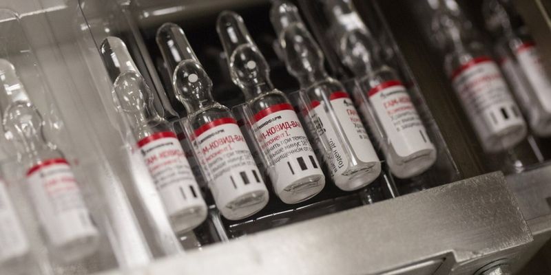 Украина в апреле могла начать массовую вакцинацию своим препаратом, а вместо этого – лидирует по суточной смертности в Европе