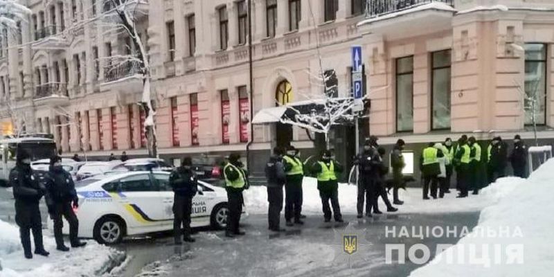 На Софийской площади задержали людей с оружием