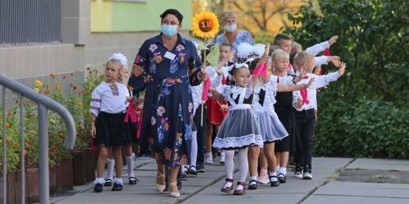 У Києві через коронавірус перестали приймати заяви першачків до школи