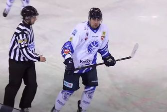 Российский хоккеист ударил судью клюшкой