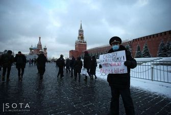 Бывший полицейский вышел на Красную площадь с плакатом "Путин - убийца"
