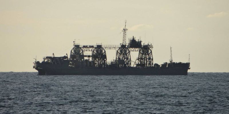 Ищут ядерные боеголовки? Оккупанты отправили на место гибели "Москвы" необычное судно