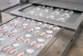 Канада получила первую партию таблеток от COVID-19