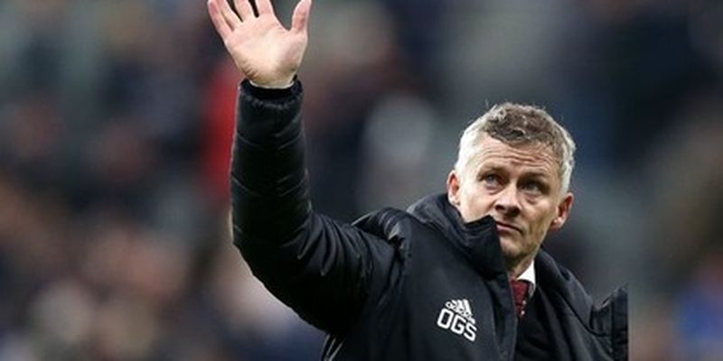 "Манчестер Юнайтед" уволил главного тренера после унизительного поражения