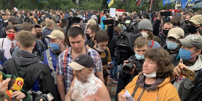 Чоловік намагався підпалити себе на мітингу проти Авакова в Києві