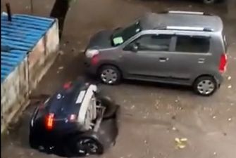 В Индии после ливня автомобиль за секунды ушел под землю – момент попал на видео