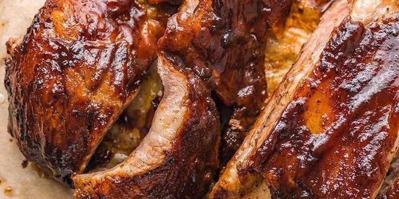 Сочные и мягкие свиные ребрышки с черносливом: как правильно приготовить сытное блюдо