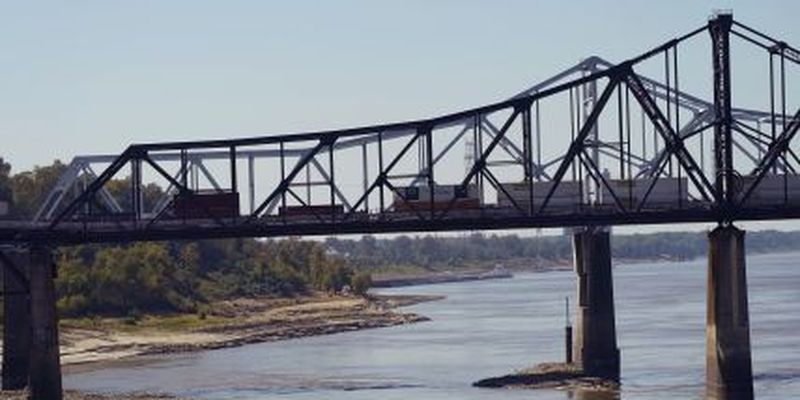 В США обрушился 16-метровый мост - видео