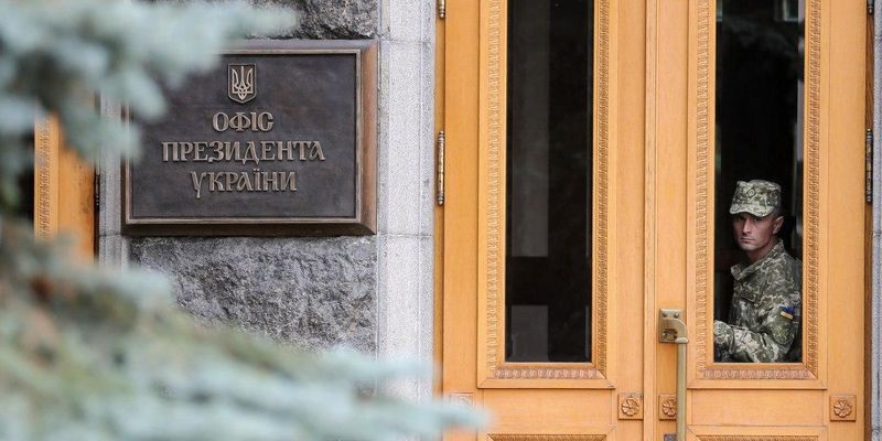 Нападение на журналистов в "Укрэксимбанке": у Зеленского сказали, что грозит председателю правления банка
