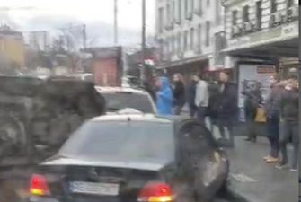 У Києві позашляховик перевернувся унаслідок зіткнення з таксі. Відео