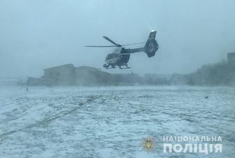 Поліцейські на гелікоптері привезли маленькій пацієнтці зі Львова нову печінку