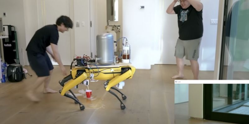 Блогер навчив робопса Boston Dynamics мочитися пивом у склянку