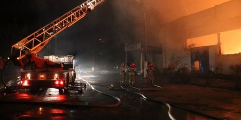 В Киеве из-за пожара на складах загорелось офисное здание