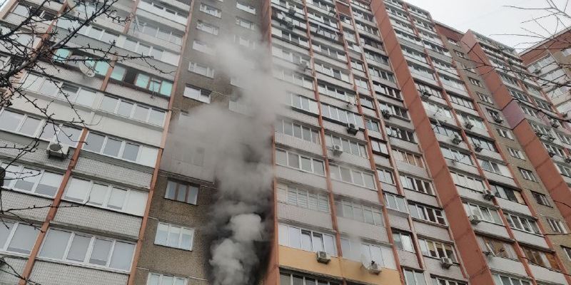 Огонь и клубы дыма: в Киеве горит многоэтажка