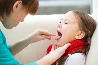 Медик: потогонные отвары запрещено использовать для лечения гриппа у ребенка
