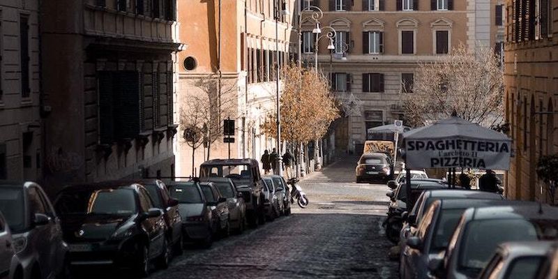 У Римі автомобілісти воюють із власниками ресторанів за місце на вулиці