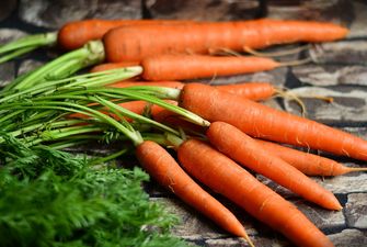 Перевиробництво та зниження експорту знижують ціни на моркву в Україні