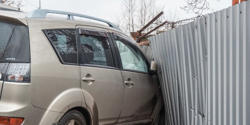 Скользкая дорога: Под Днепром водитель Mitsubishi разбил свое авто об бетонный забор