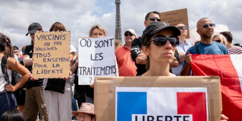 Французы восьмую субботу подряд вышли на COVID-протесты