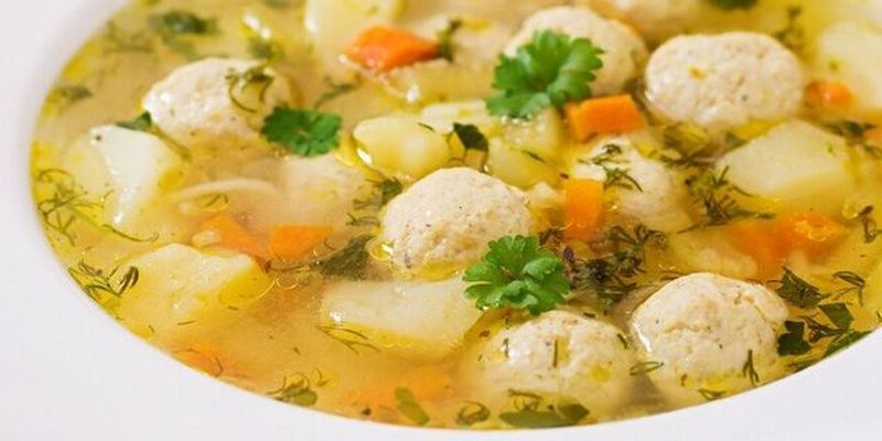 Наваристий та нежирний суп з фрикадельками: що додати для кращого смаку
