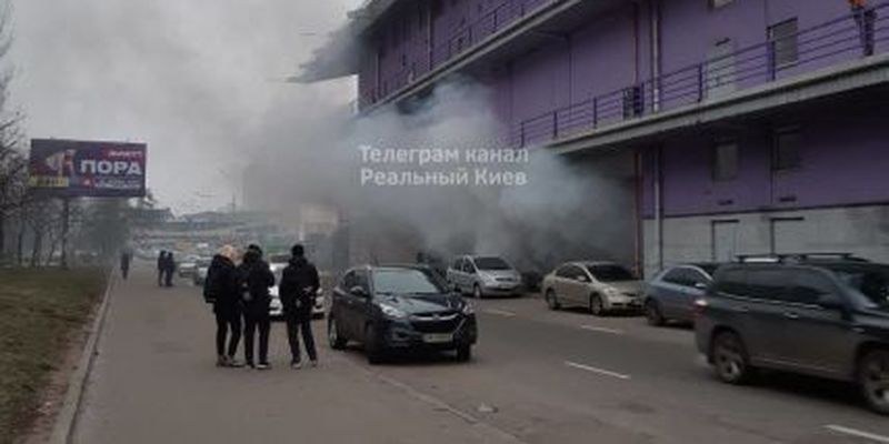 У Києві під час тривоги піднявся дим над ТРЦ DreamTown: що сталося