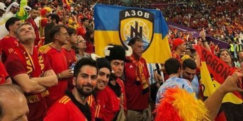 Черговий скандал: у іспанських фанатів відібрали прапор полку "Азов" під час матчу ЧС-2022