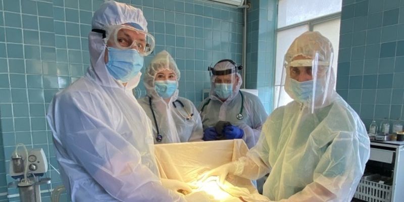 Во Франковске медики прооперировали младенца с патологией желудка и COVID-пневмонией
