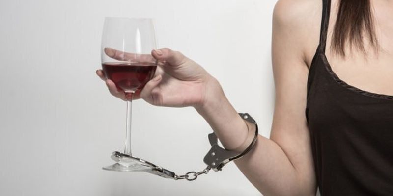 Найпопулярніший засіб подолання тривоги: як алкоголь насправді впливає на наш мозок