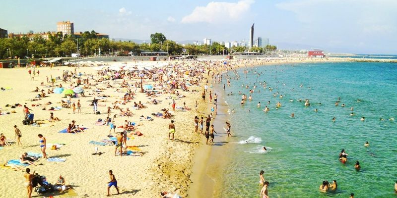 В Барселоне с пляжа срочно эвакуировали людей из-за сообщения о взрывном устройстве в море