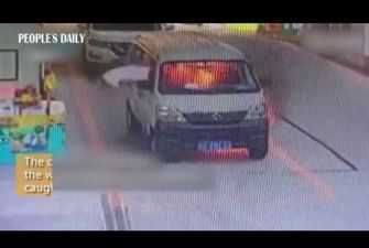 Водитель вовремя выпрыгнул из окна загоревшегося автомобиля