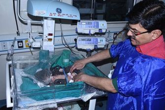 Живого младенца случайно откопали на кладбище в Индии