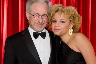 Дочь Стивена Спилберга решилась на признание - она снимается в порно и мечтает танцевать стриптиз/Родителям Микаэла сообщила новость по FaceTime