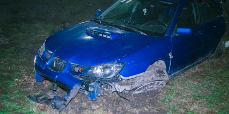 В Киеве водитель на скорости врезался в столб: фото и видео