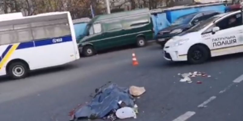 Тянул десятки метров: в Киеве грузовик переехал женщину. Жуткое видео 18+