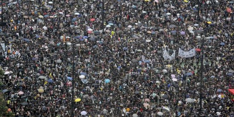 На вулиці Гонконгу вийшло понад півтора мільйона мітингарів. Є кадри, як зривають прапор КНР