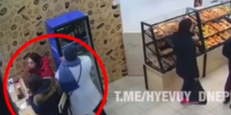 В Днепре женщина за несколько секунд ограбила посетительницу кафе. Видео