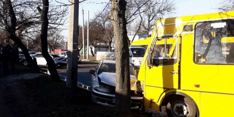 В Черкассах столкнулись два авто и маршрутка, есть пострадавшие