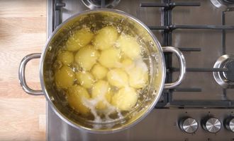 Будет гораздо вкуснее: что добавить в воду во время варки старого картофеля