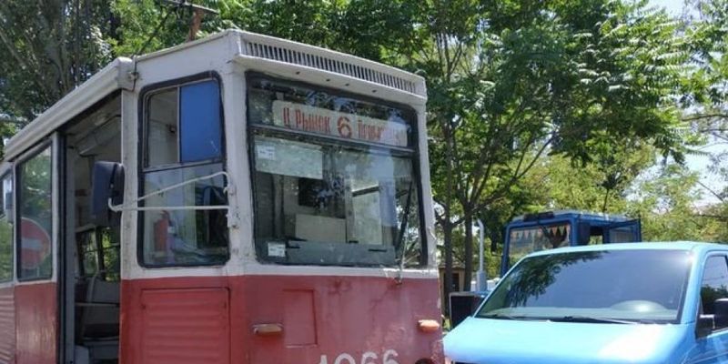 В центре Николаева микроавтобус «поцеловал» трамвай
